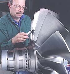 Inspecção de um rotor de compressor durante uma operação de rectificação das blades