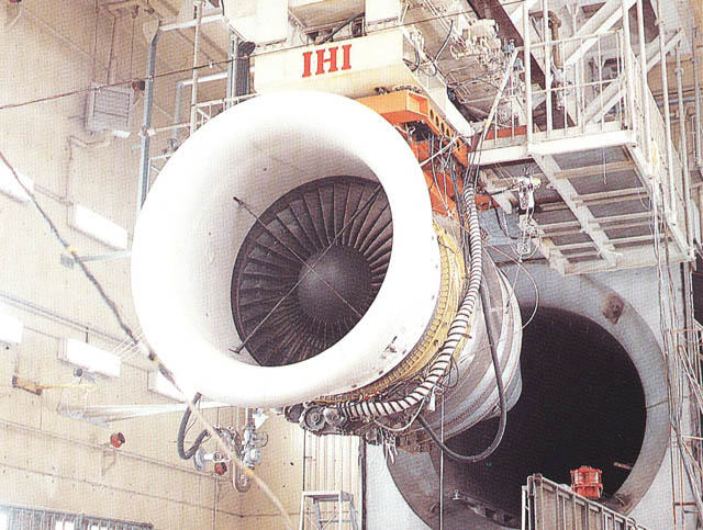 Motor V2500 fabricado pelo consórcio formado entre a Rolls Royce e a Pratt & Whitney, denominado IAE, durante o ensaio em banco de ensaios. Trata-se de um turbofan  que equipa várias aeronaves, nomeadamente Airbus A319/320-100,-200/321-100,-200/ACJ/ e Boeing MD 90-30.