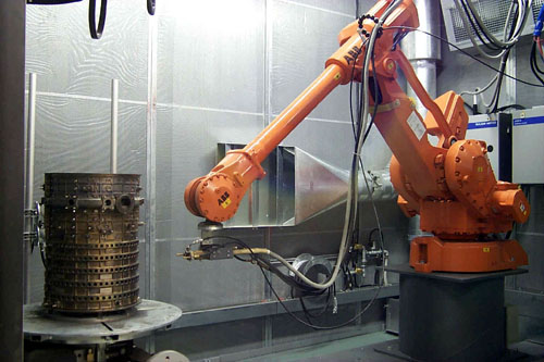 Robot de projeco metlica por plasma em operao na empresa portuguesa OGMA, SA.