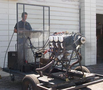 Motor alternativo de 6 cilindros opostos em ensaio num dispositivo portátil, acoplado a um hélice de passo fixo (molinete)